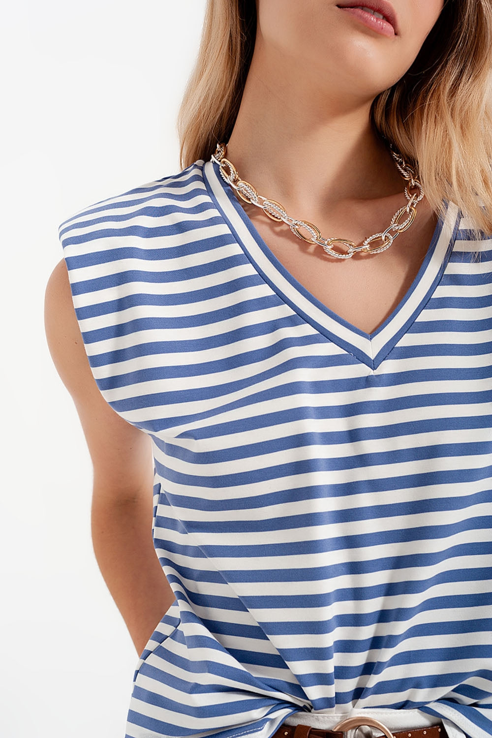 T-shirt sem mangas listradas azul com ombros acolchoados