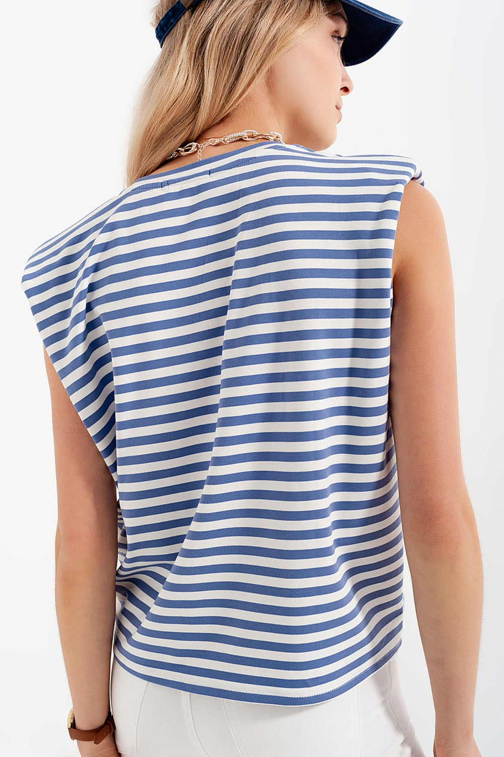 T-shirt sem mangas listradas azul com ombros acolchoados