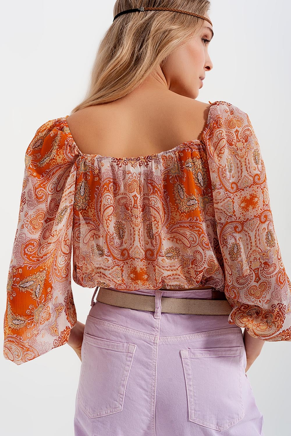 top de manga comprida com cintura shirred e detalhe de gravata em impressão de laranja