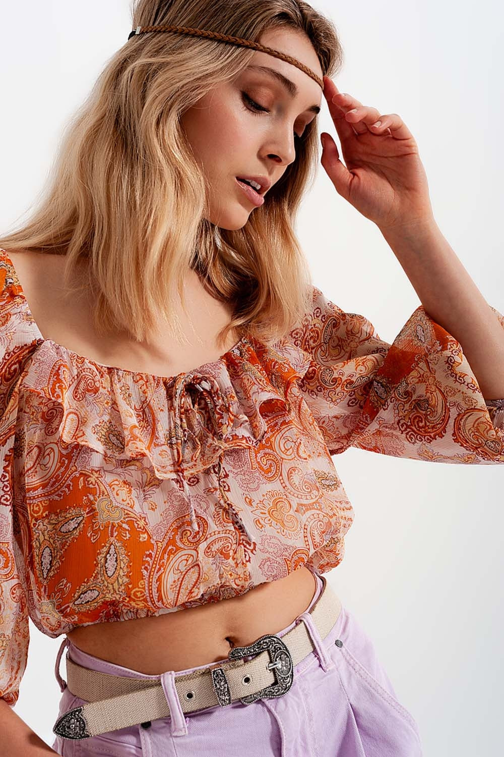 top de manga comprida com cintura shirred e detalhe de gravata em impressão de laranja