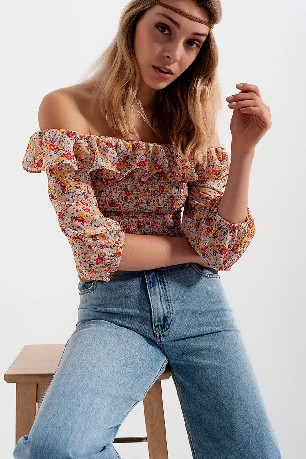 Top tirado do ombro com rufos em estampado floral de coral