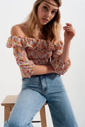 Top tirado do ombro com rufos em estampado floral de coral