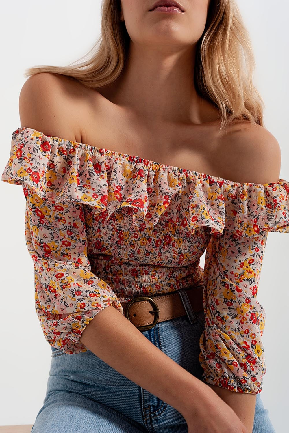 Top tirado do ombro com rufos em estampado floral de coral