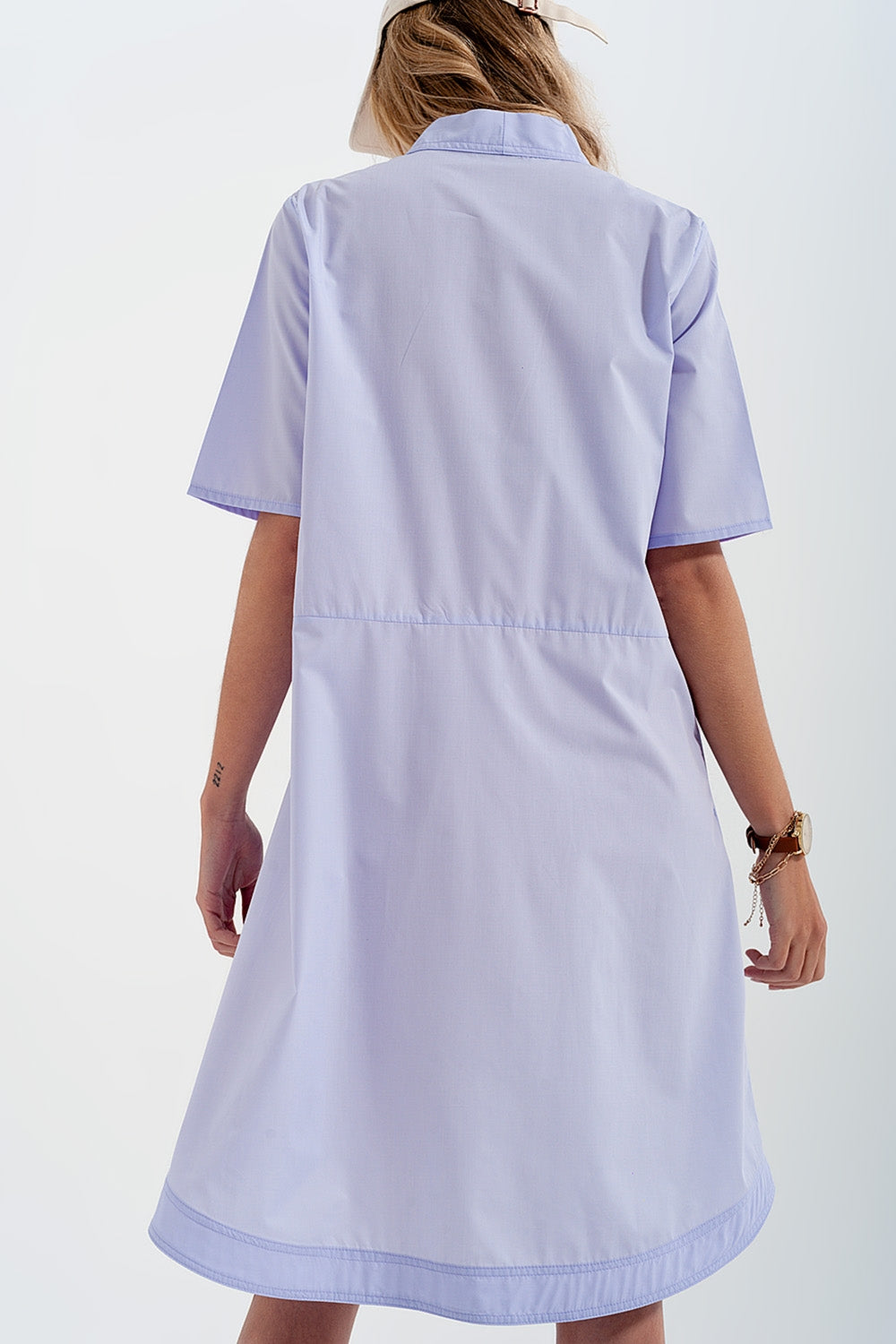 Vestido curto amplo em cor lilás com divisões