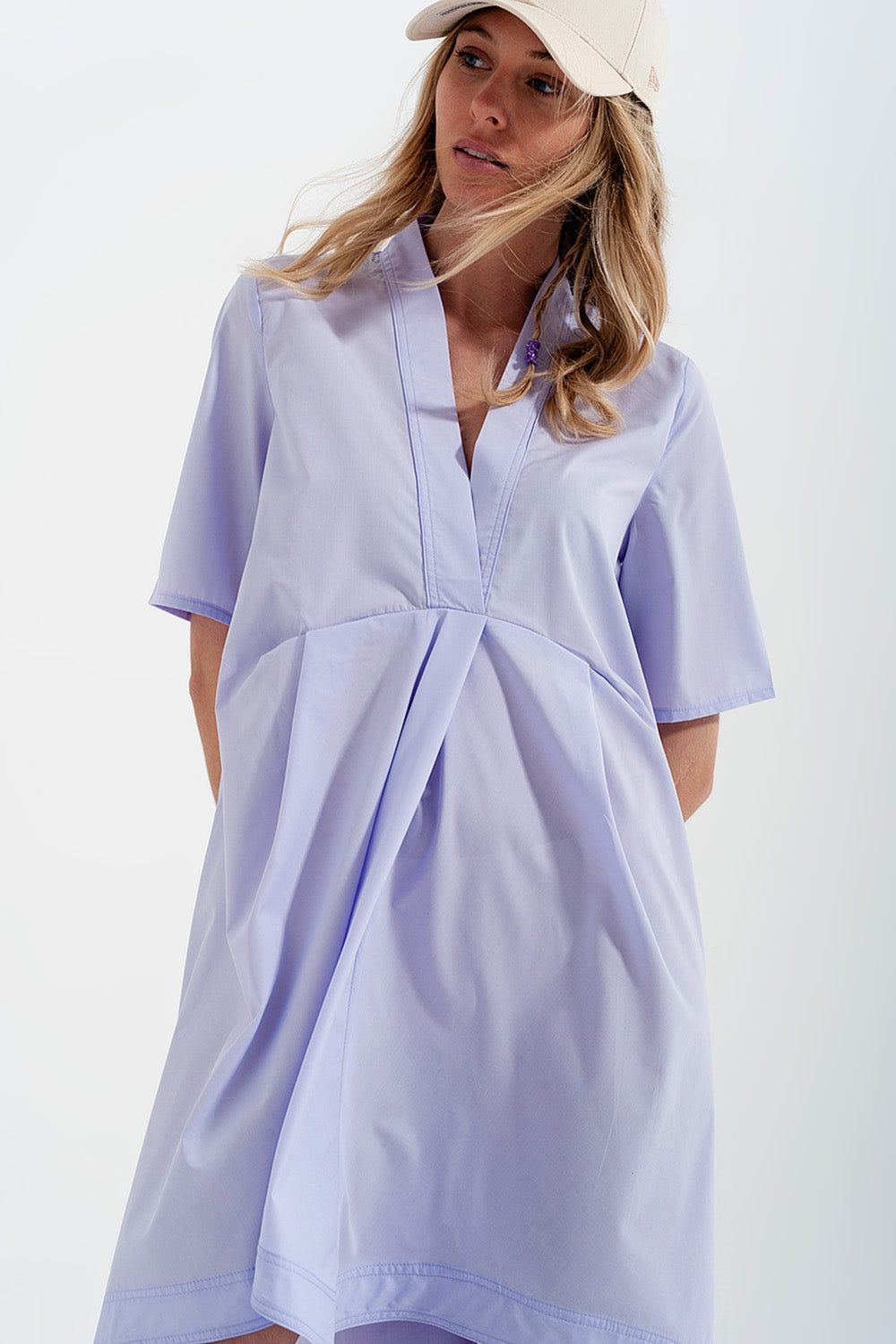 Vestido curto amplo em cor lilás com divisões