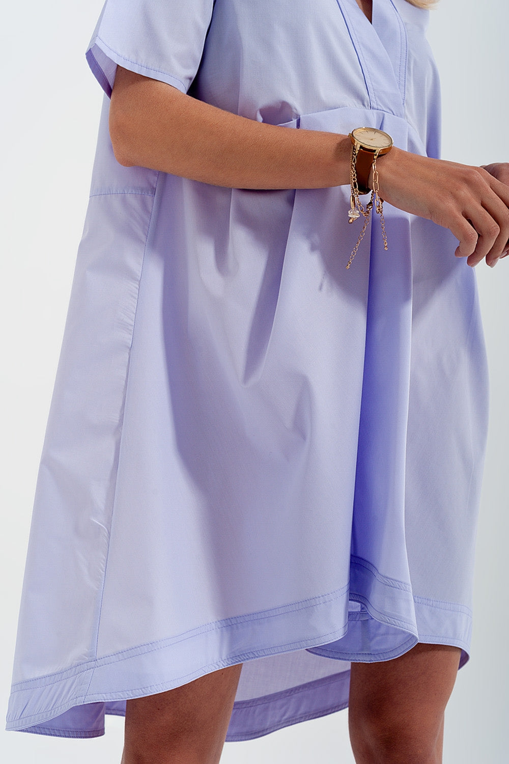 Vestido curto amplo em cor lilás com divisões