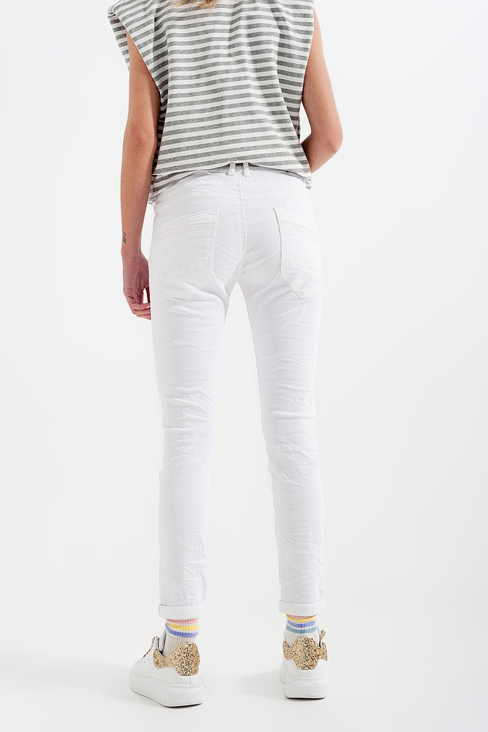 Calças boyfriend branco com detalhe de bolso de lantejoulas