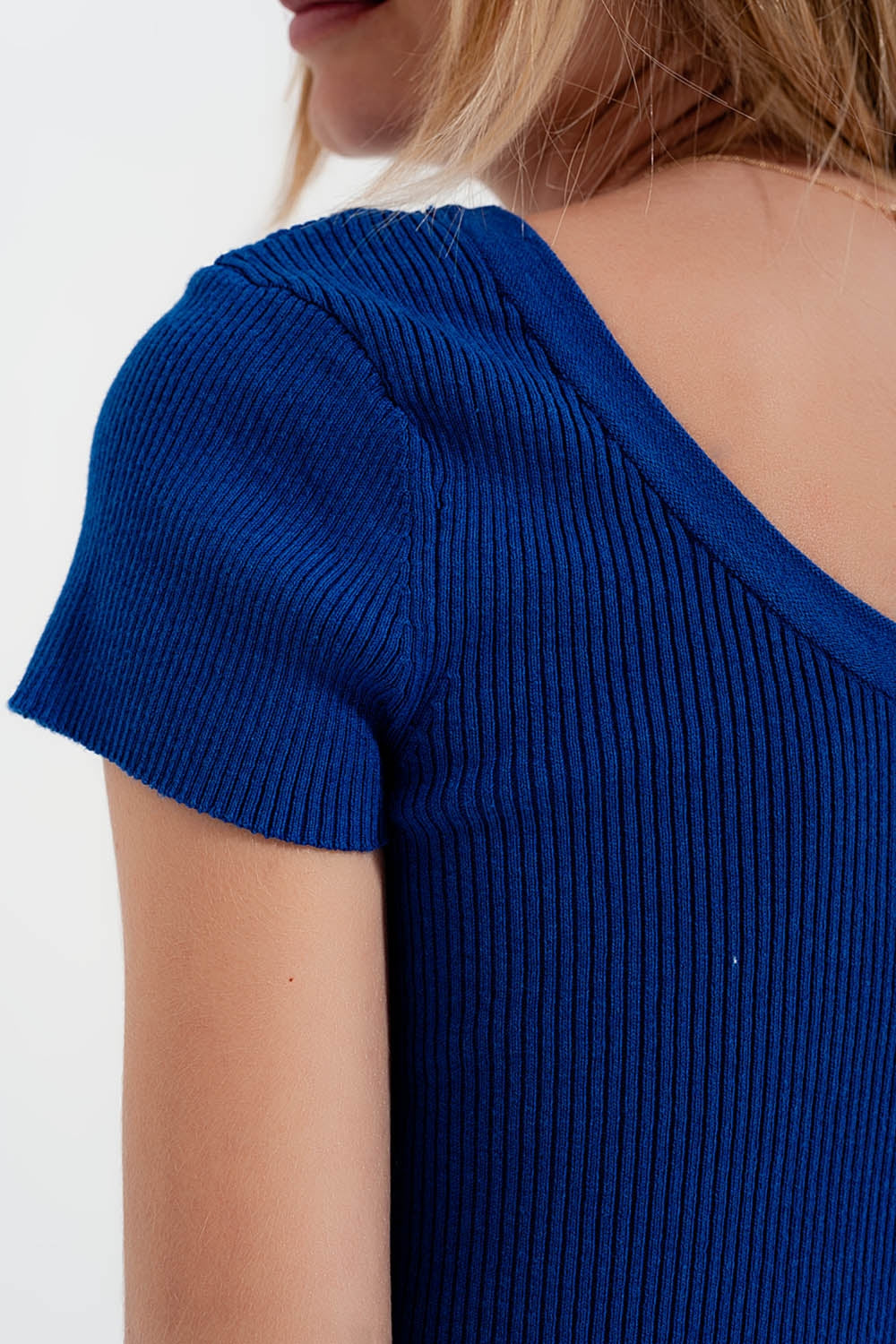 Camisola de malha com nervuras apertadas e pescoço redondo em azul