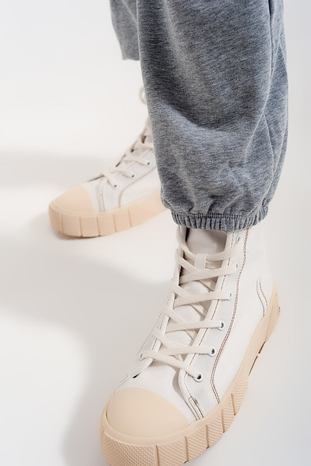 Joggers com faixa elástica na cintura em cinzento
