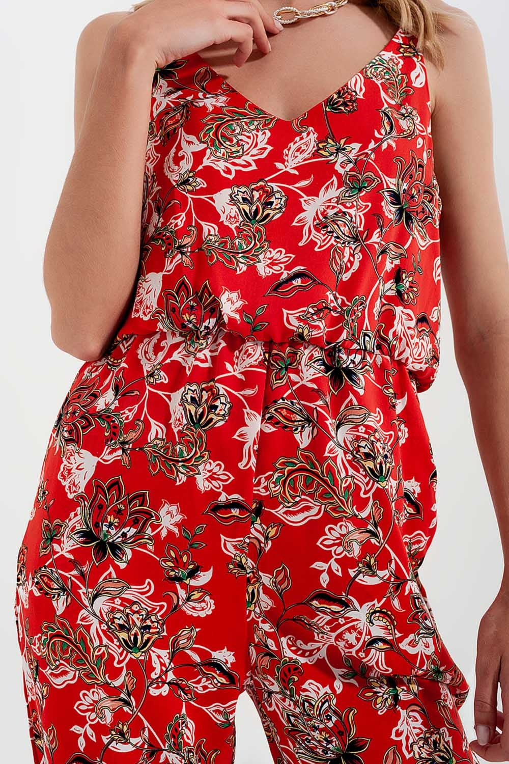 Macacão comprido com estampa floral e tiras finas em vermelho