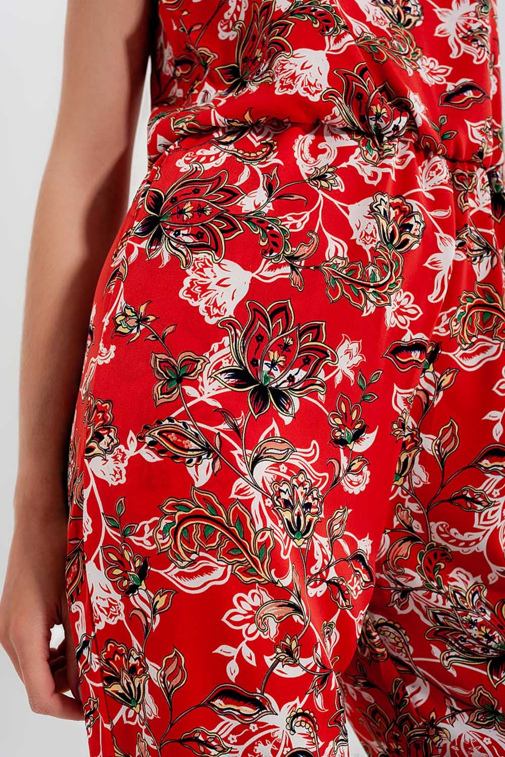 Macacão comprido com estampa floral e tiras finas em vermelho