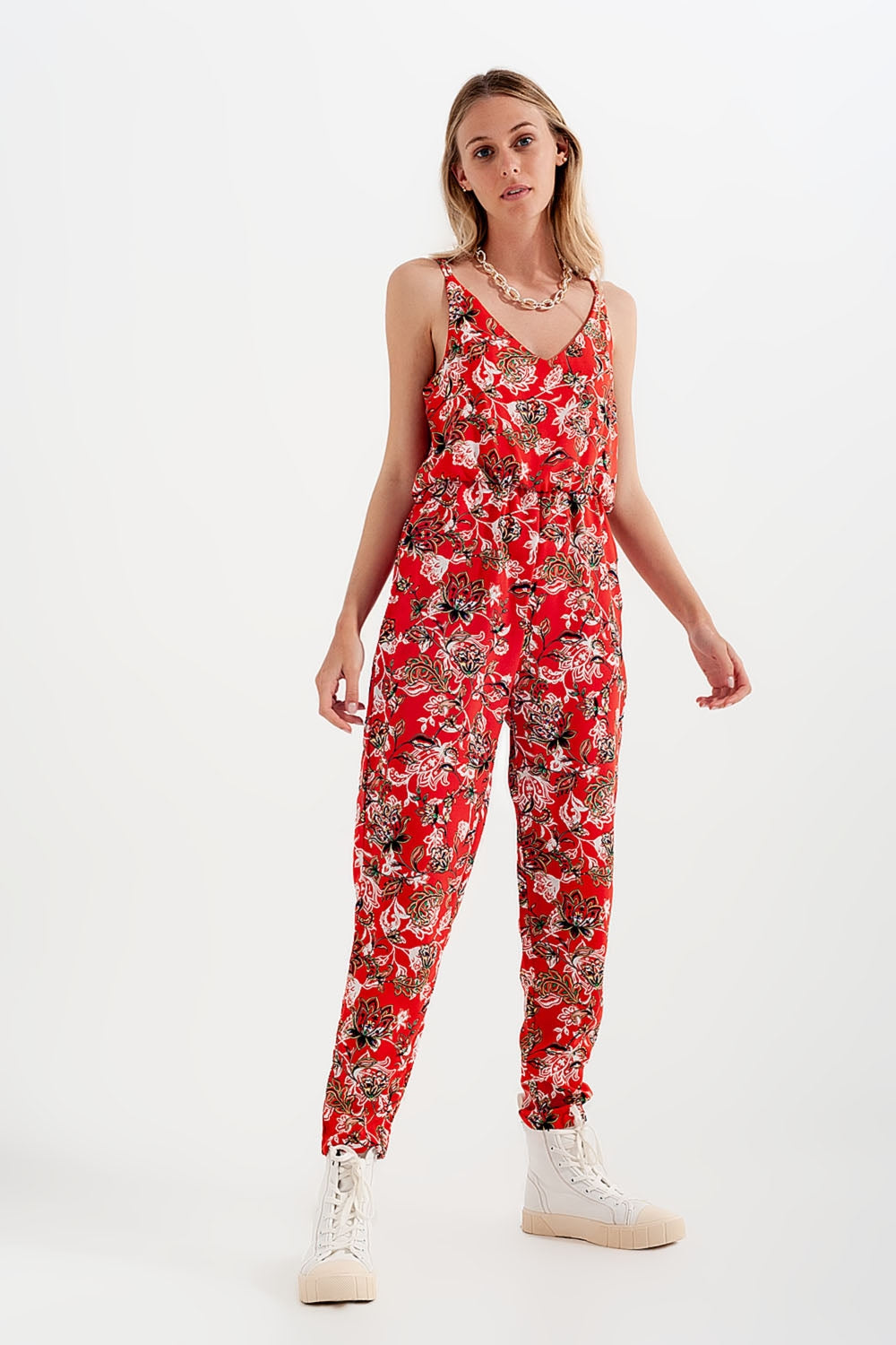 Macacão comprido com estampa floral e tiras finas em vermelho