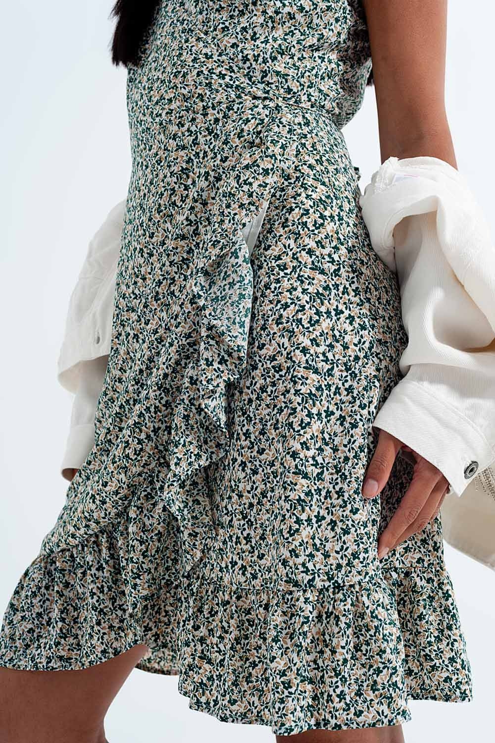Vestido cruzado com rufos e estampado floral verde
