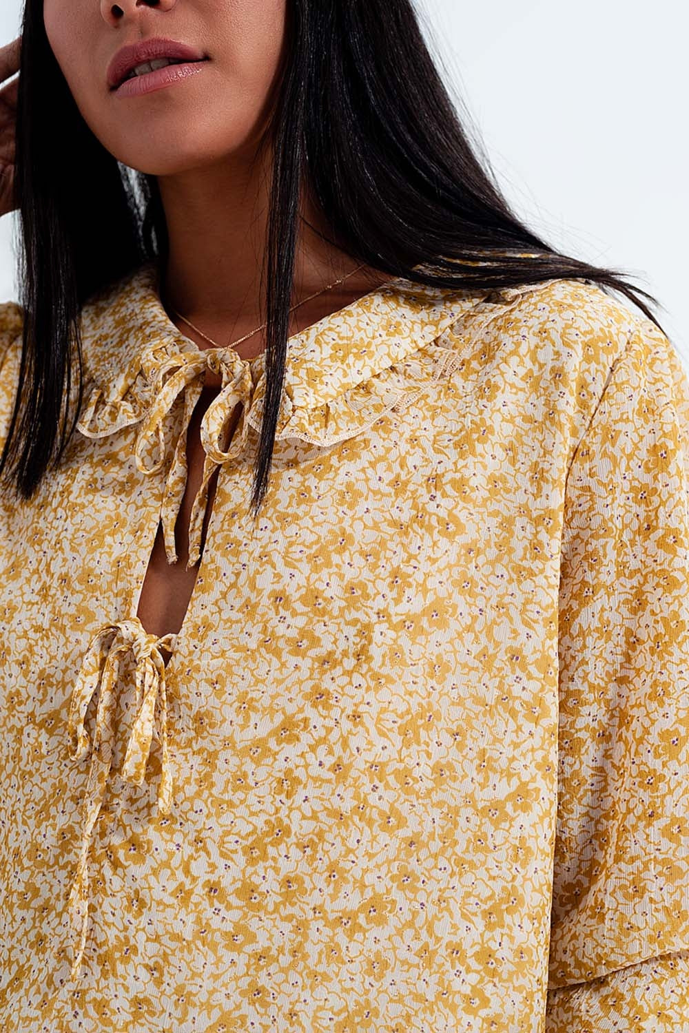 Blusa Chiffon com laço frontal e estampa floral amarelo