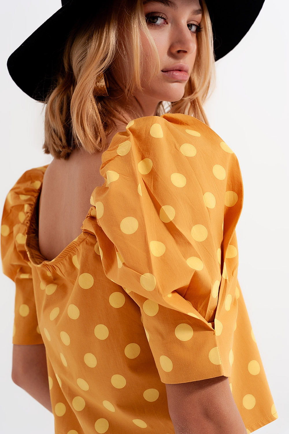 Polka dot top com mangas bufantes e decote quadrado amerelo