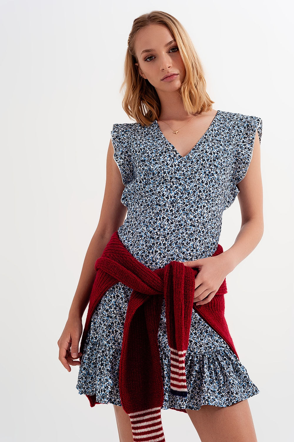 Vestido curto com mangas babadas e estampa floral em azul