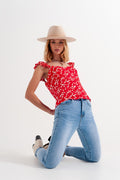 Top com tiras finas com rufos e estampas florais vermelhas
