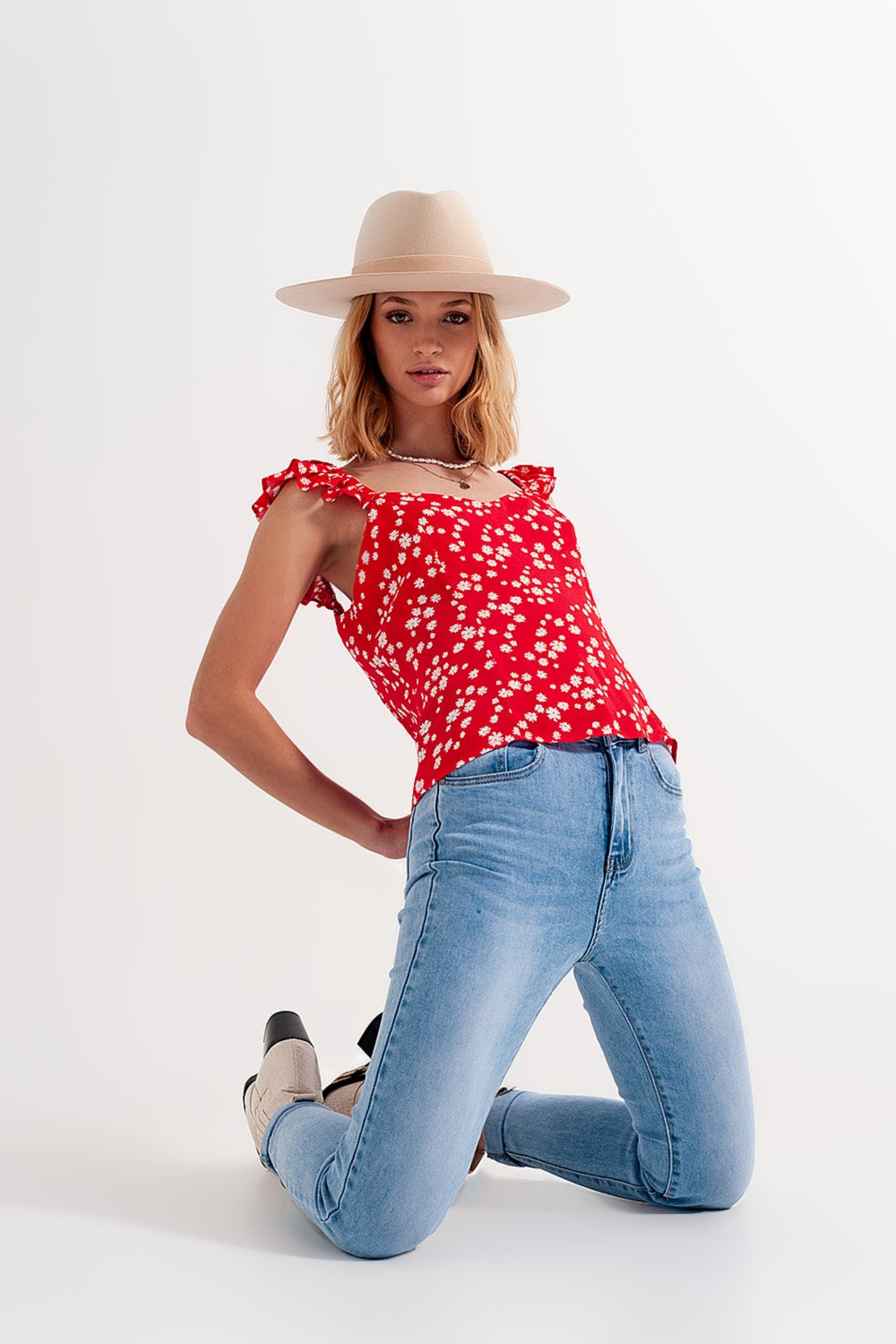 Top com tiras finas com rufos e estampas florais vermelhas