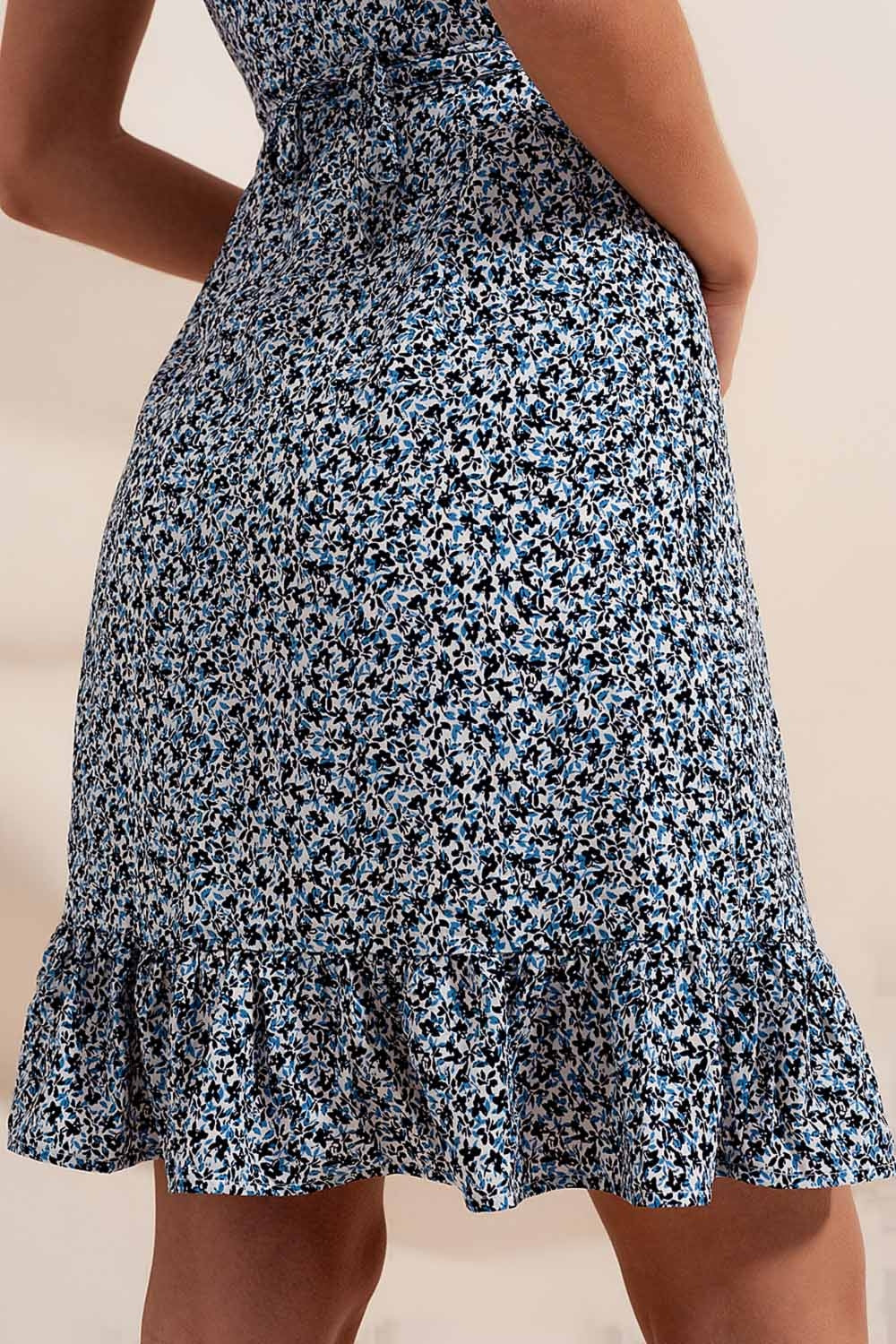 Vestido cruzado com rufos e estampado floral azul