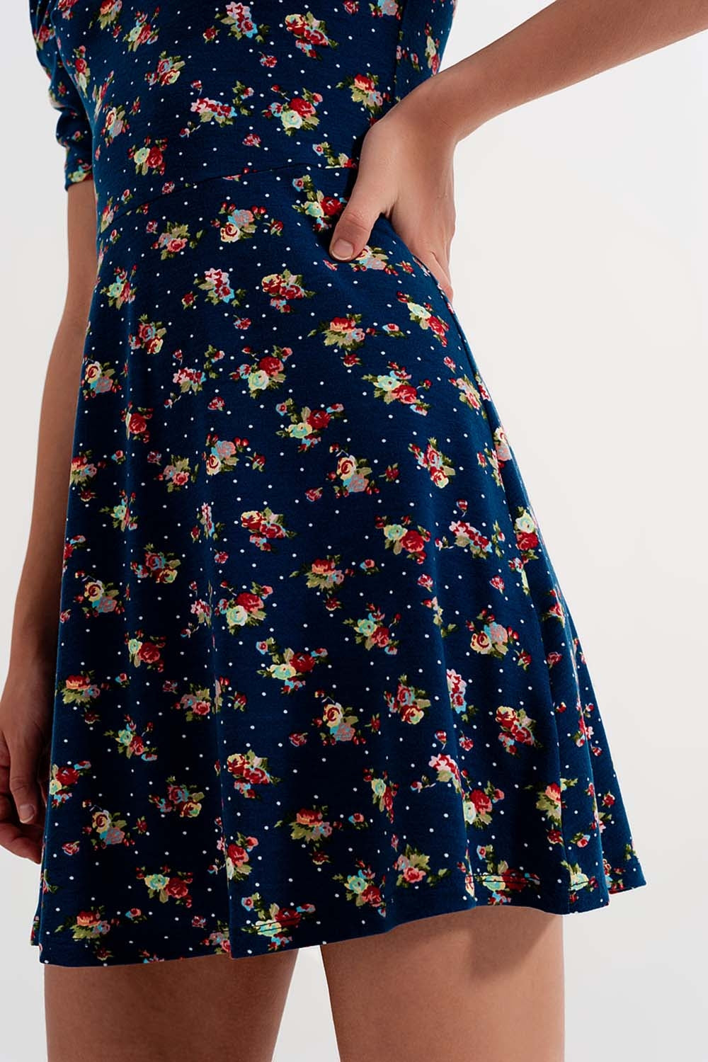Vestido skater com mangas bufantes e estampa floral azul-marinho