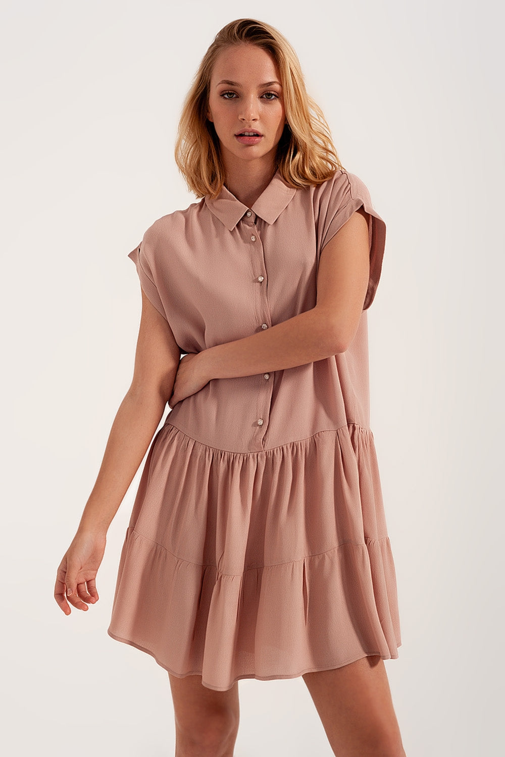 Vestido de camisa curta com bainha em camadas rosa claro