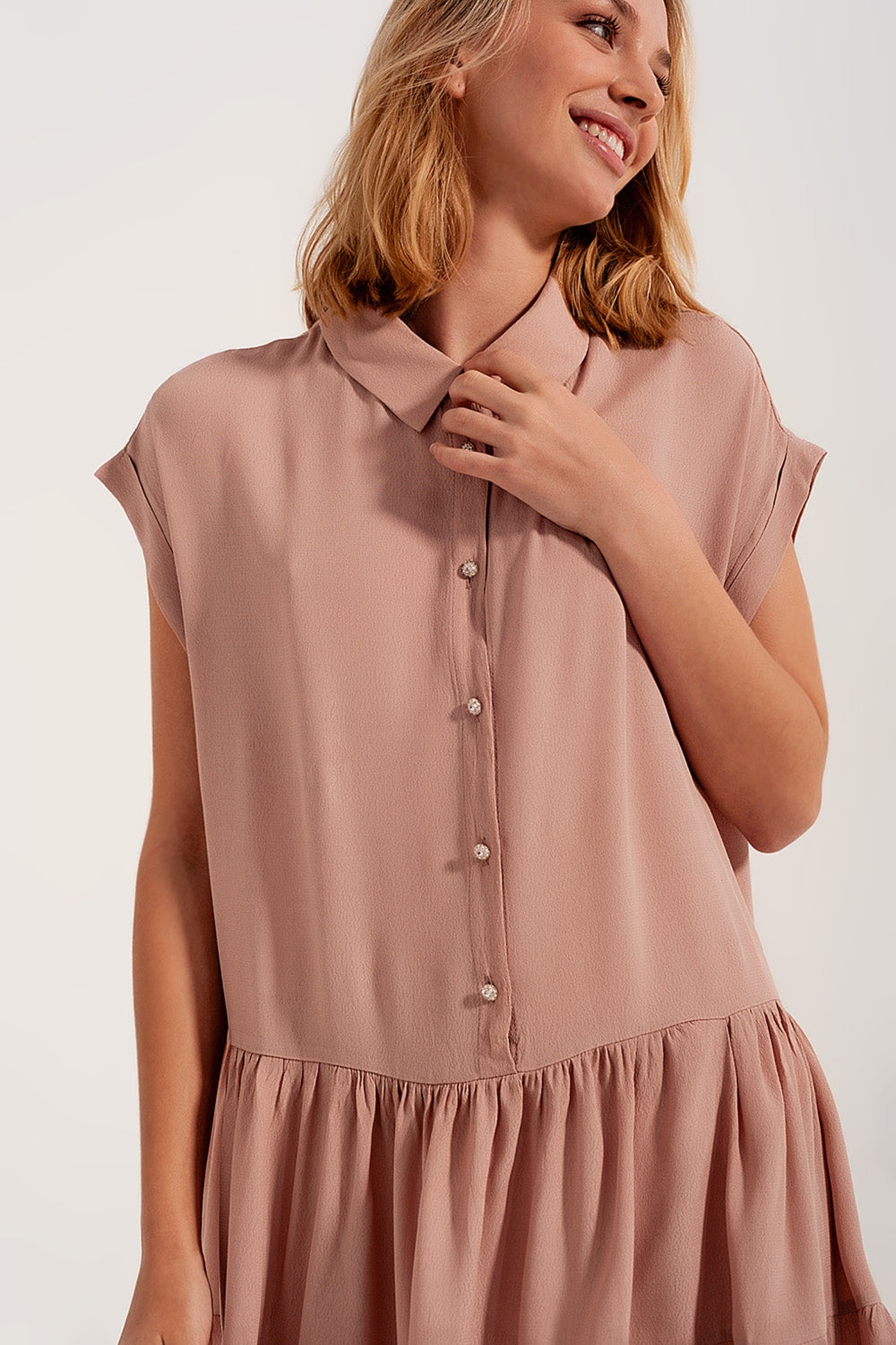 Vestido de camisa curta com bainha em camadas rosa claro
