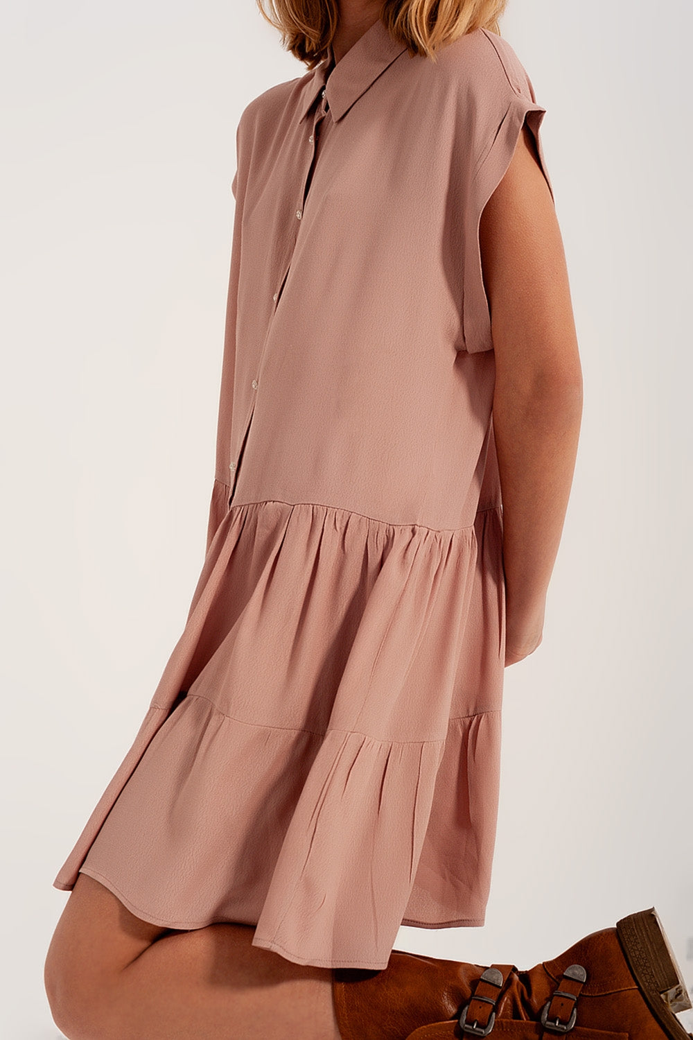 Vestido de camisa curta com bainha em camadas rosa claro
