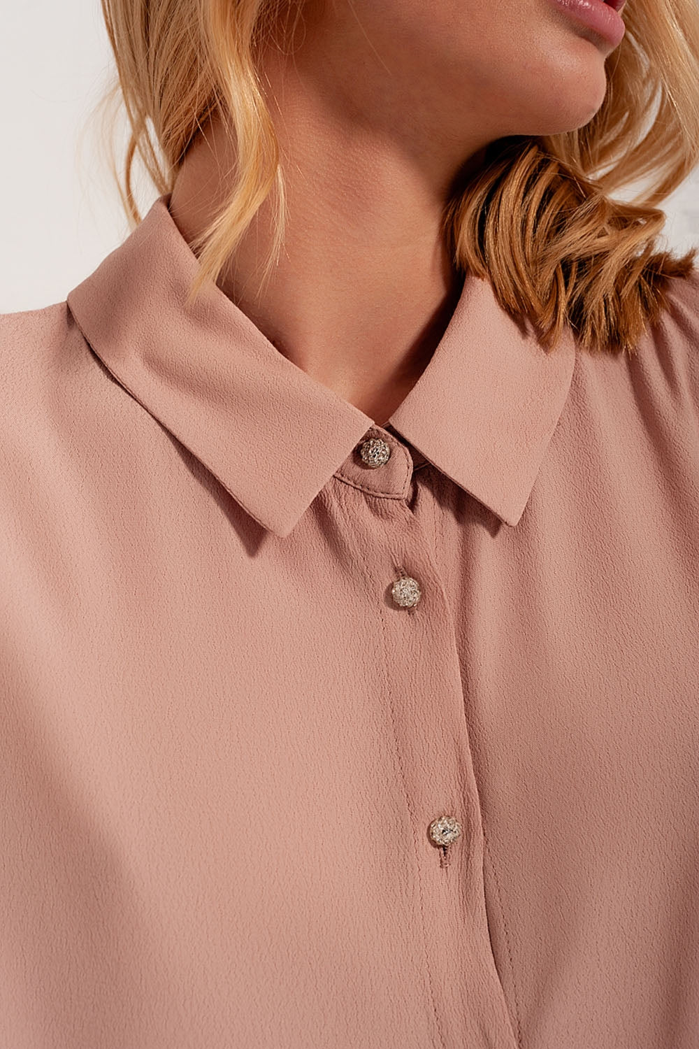 Vestido de camisa curta com bainha em camadas rosa claro