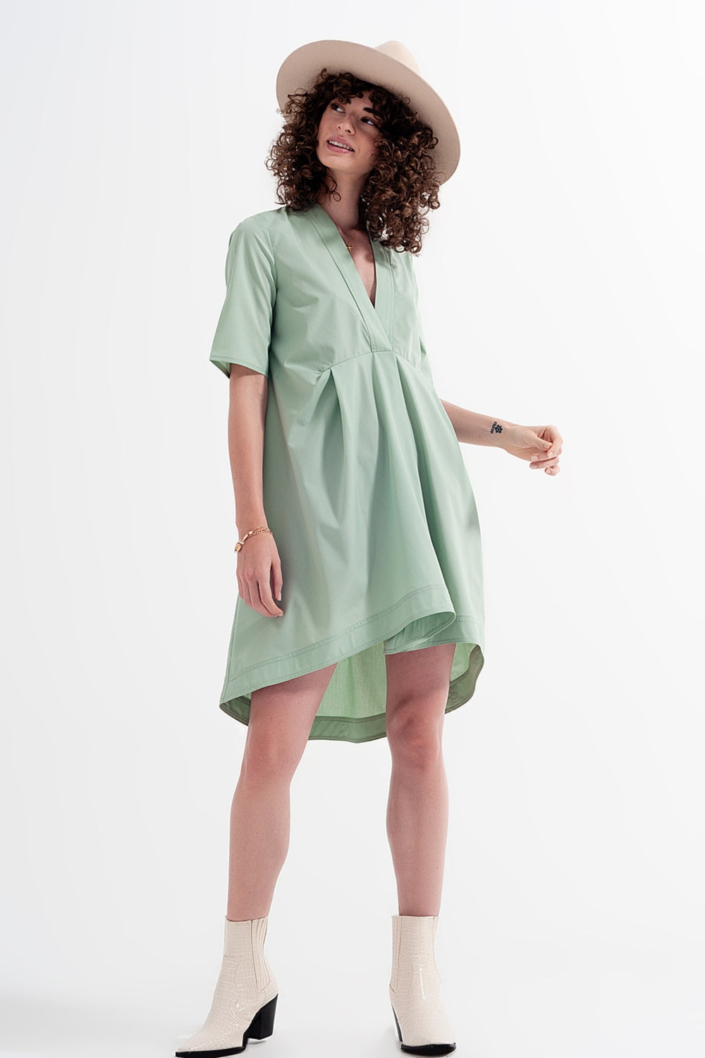Vestido curto amplo em cor verde com divisões