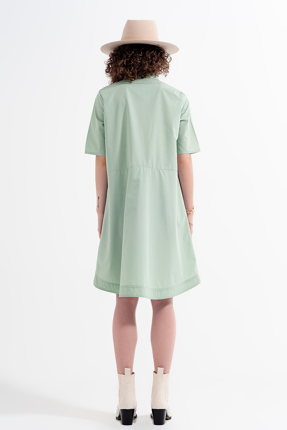 Vestido curto amplo em cor verde com divisões