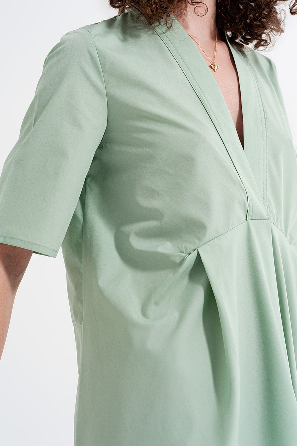 Vestido curto amplo em cor verde com divisões