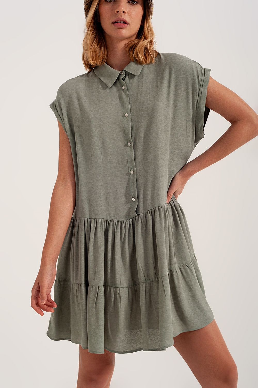 Vestido de camisa curta com bainha em camadas verde