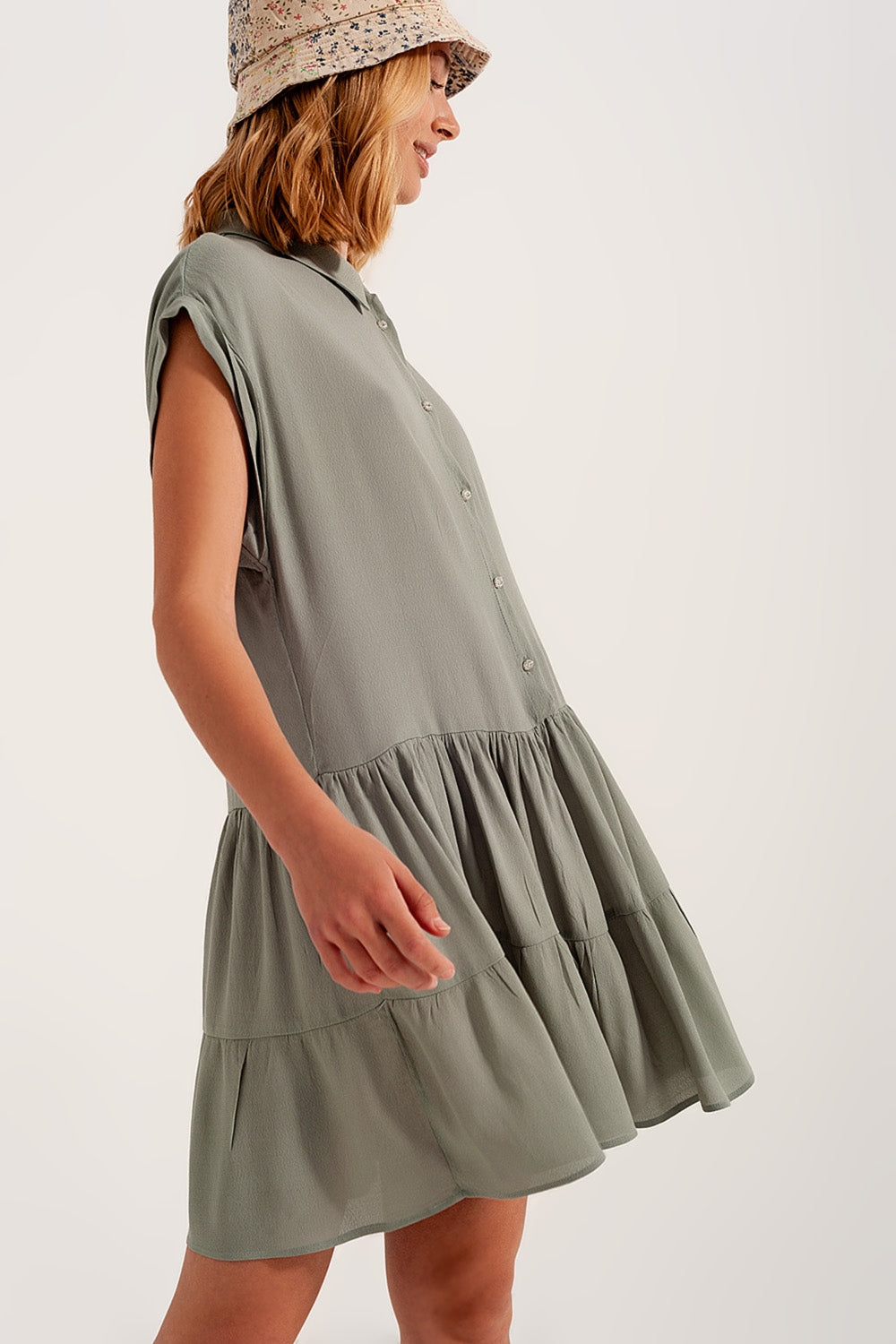 Vestido de camisa curta com bainha em camadas verde