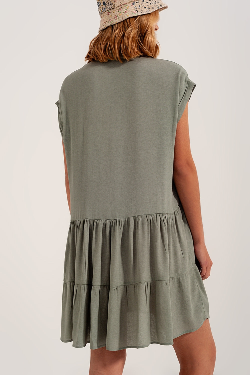 Vestido de camisa curta com bainha em camadas verde