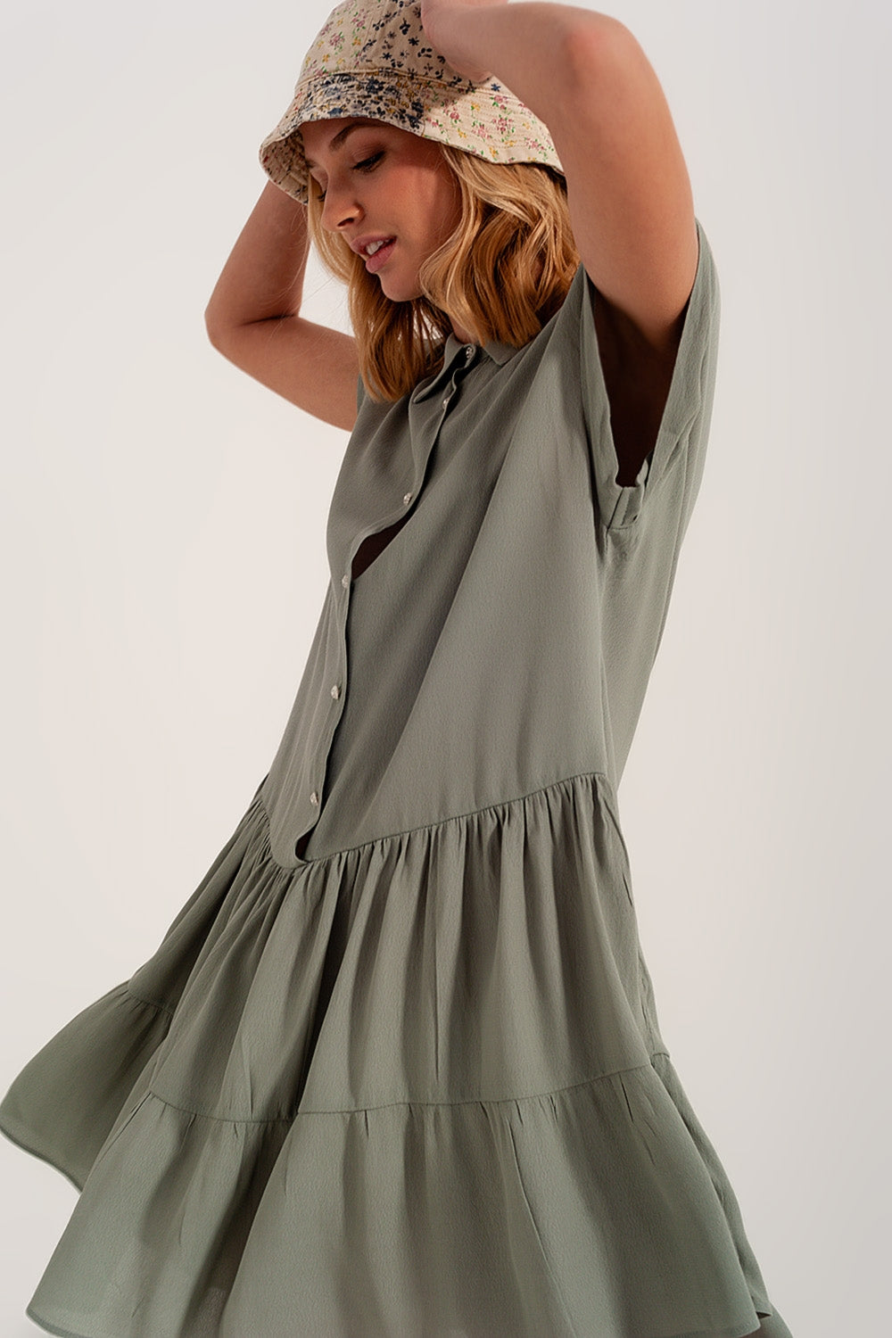 Vestido de camisa curta com bainha em camadas verde