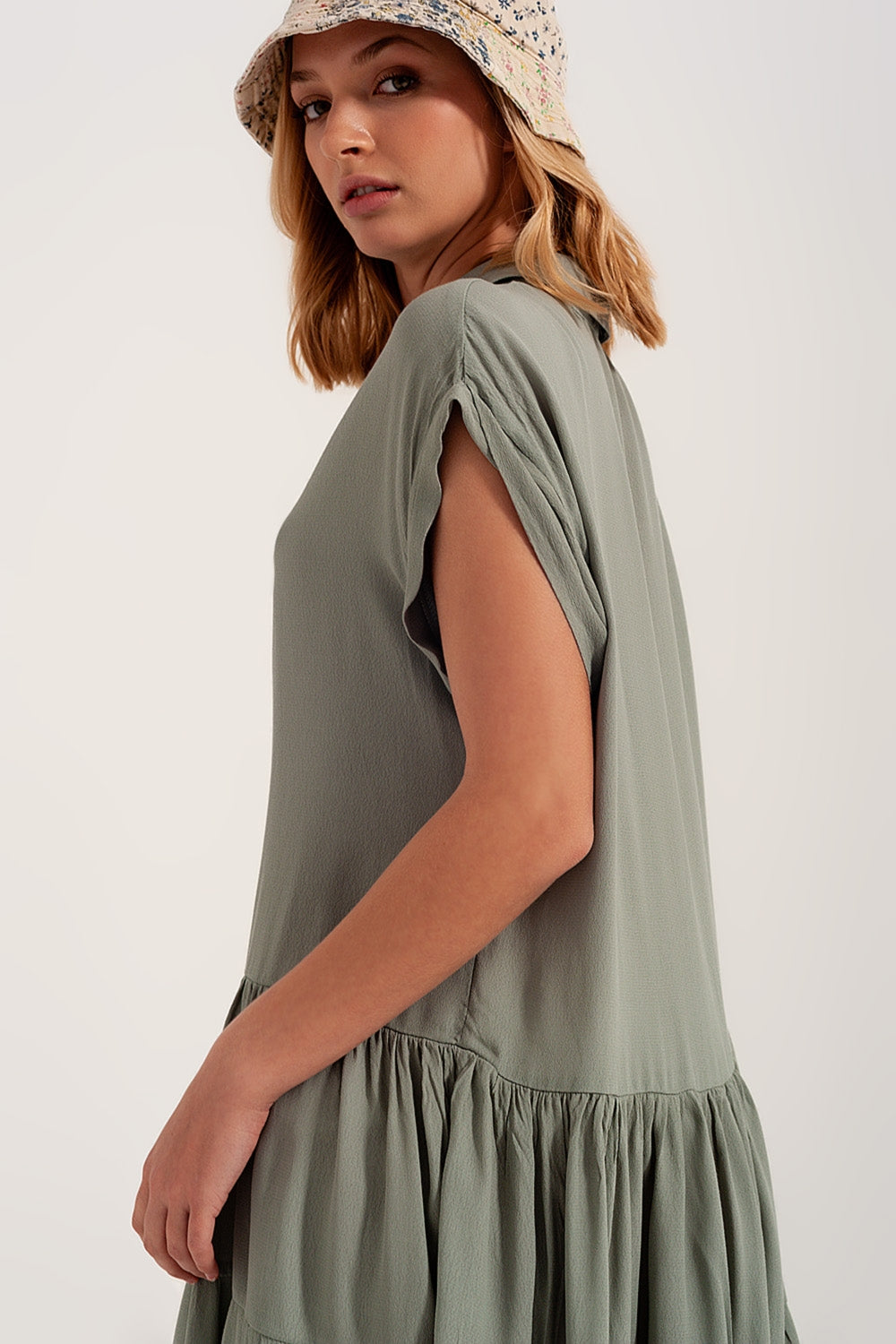 Vestido de camisa curta com bainha em camadas verde