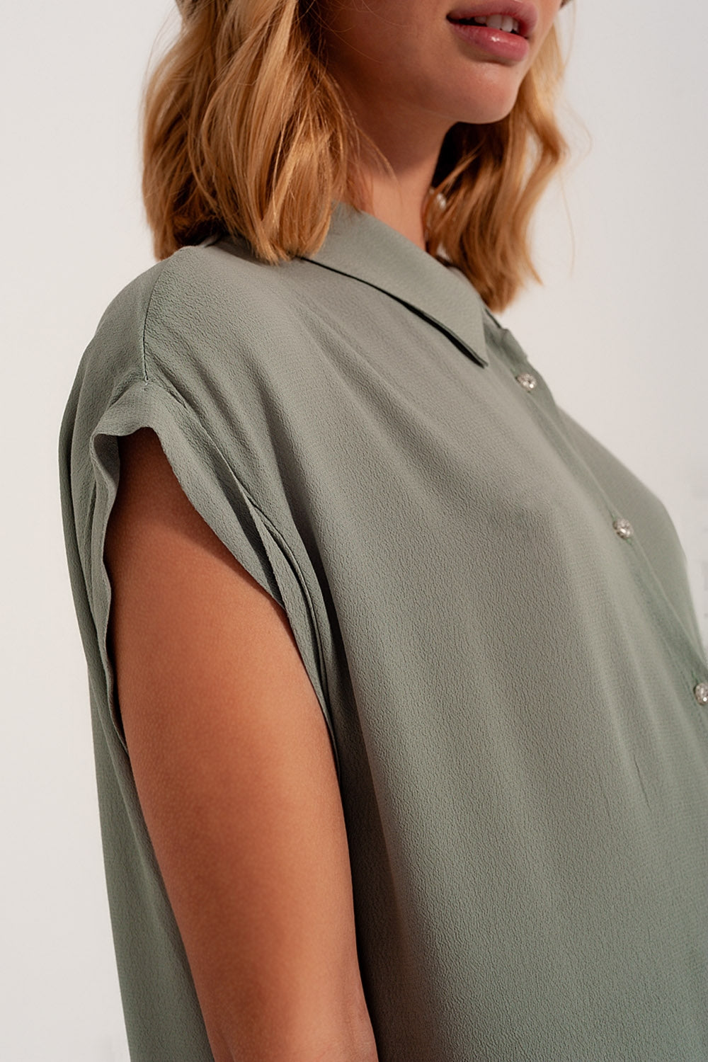 Vestido de camisa curta com bainha em camadas verde