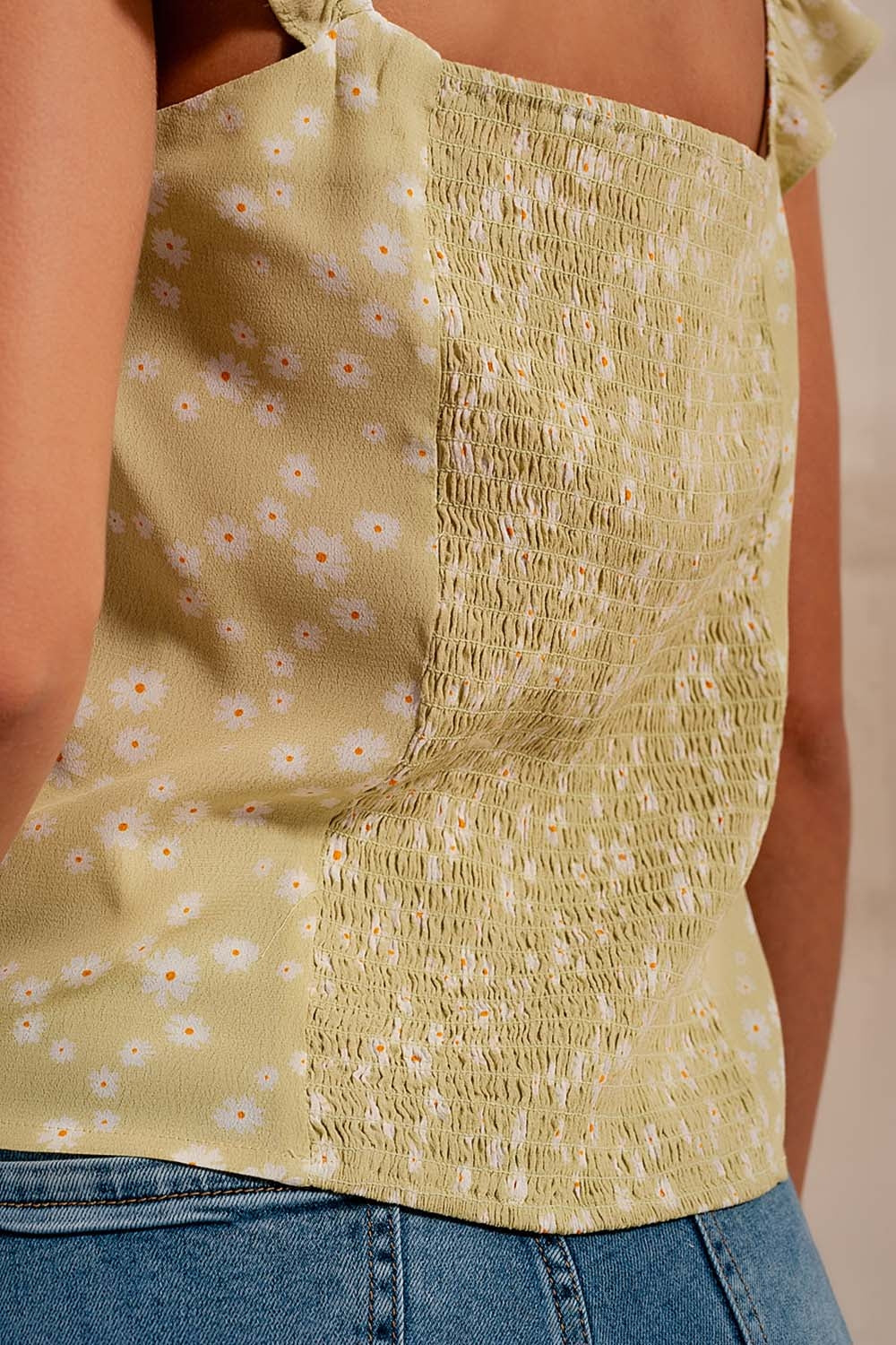 Top com tiras finas com rufos e estampas florais verde