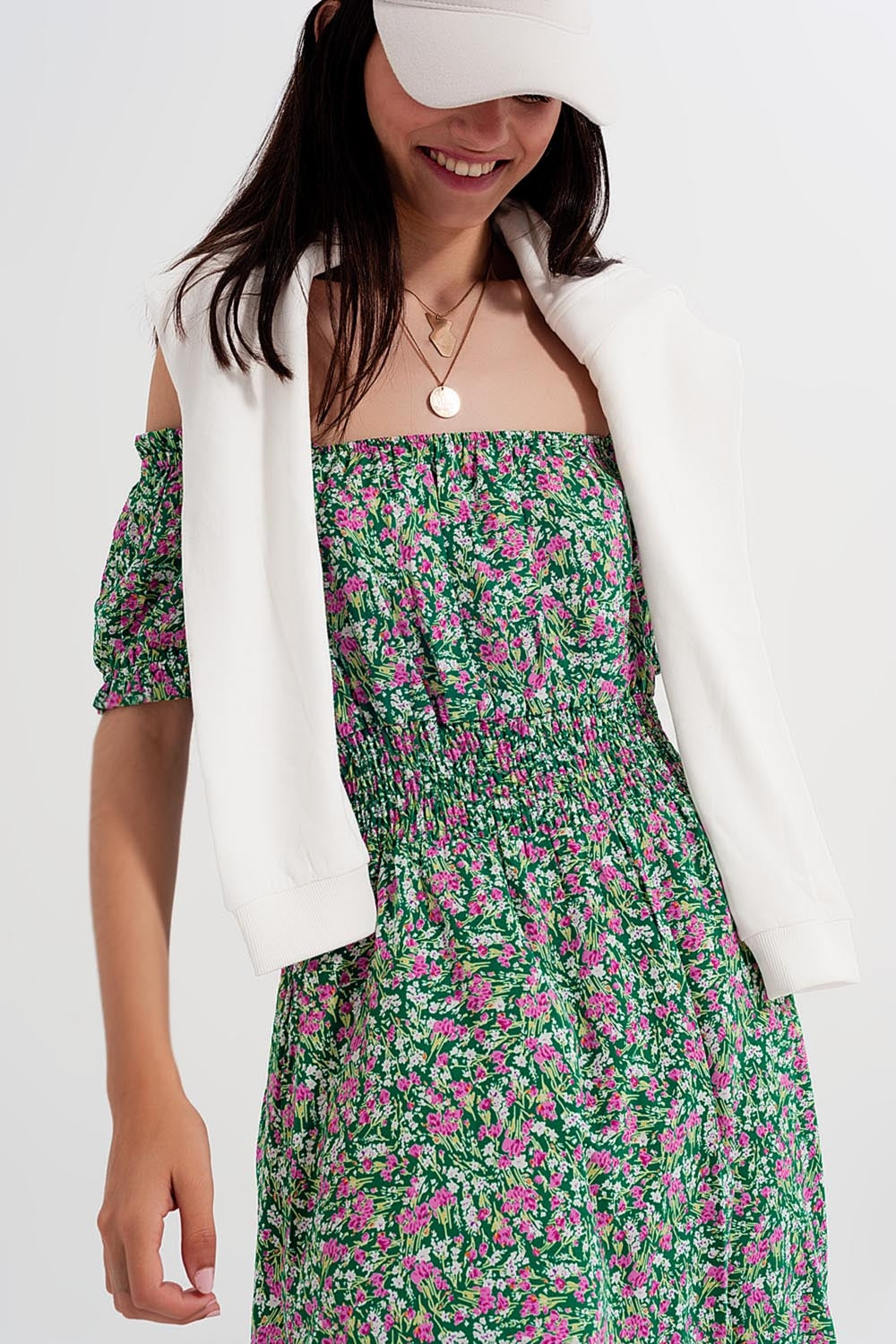 Mini vestido com detalhe plissado em estampado floral verde