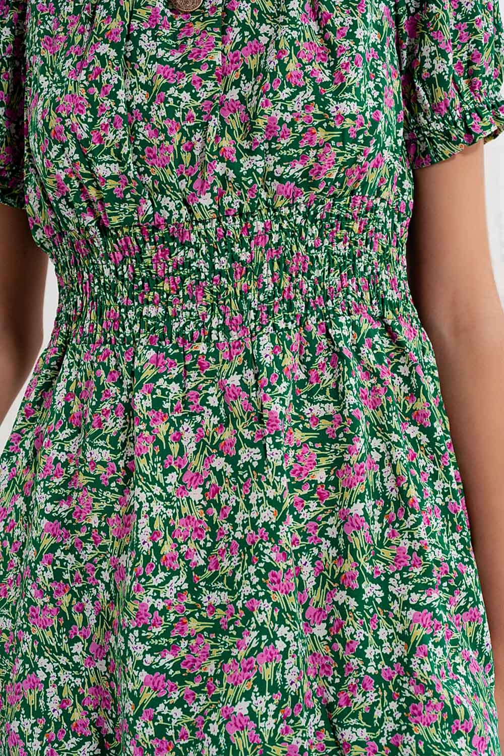 Mini vestido com detalhe plissado em estampado floral verde