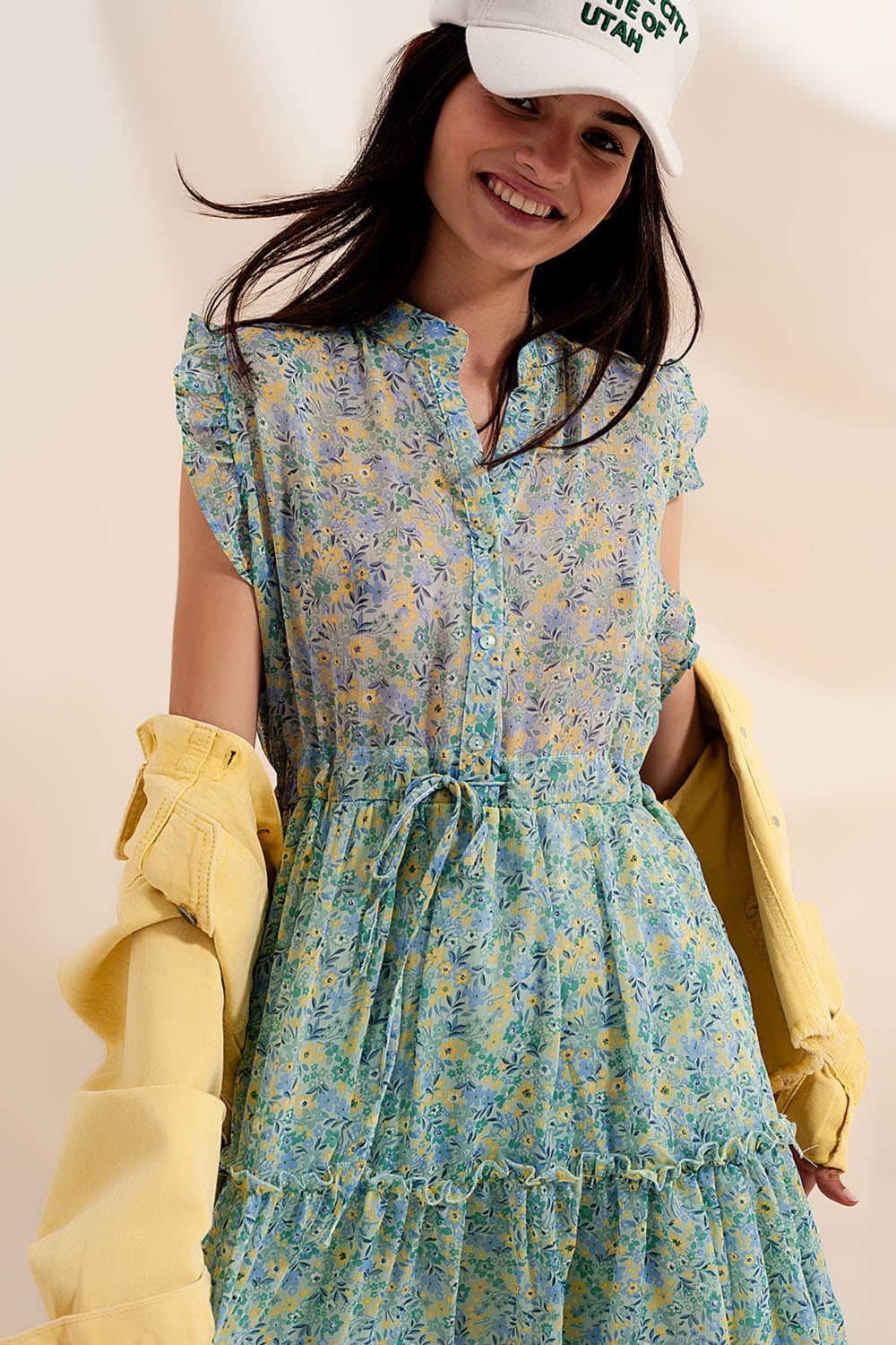 Vestido curto com bordas desbotadas e flores estilo vintage em verde