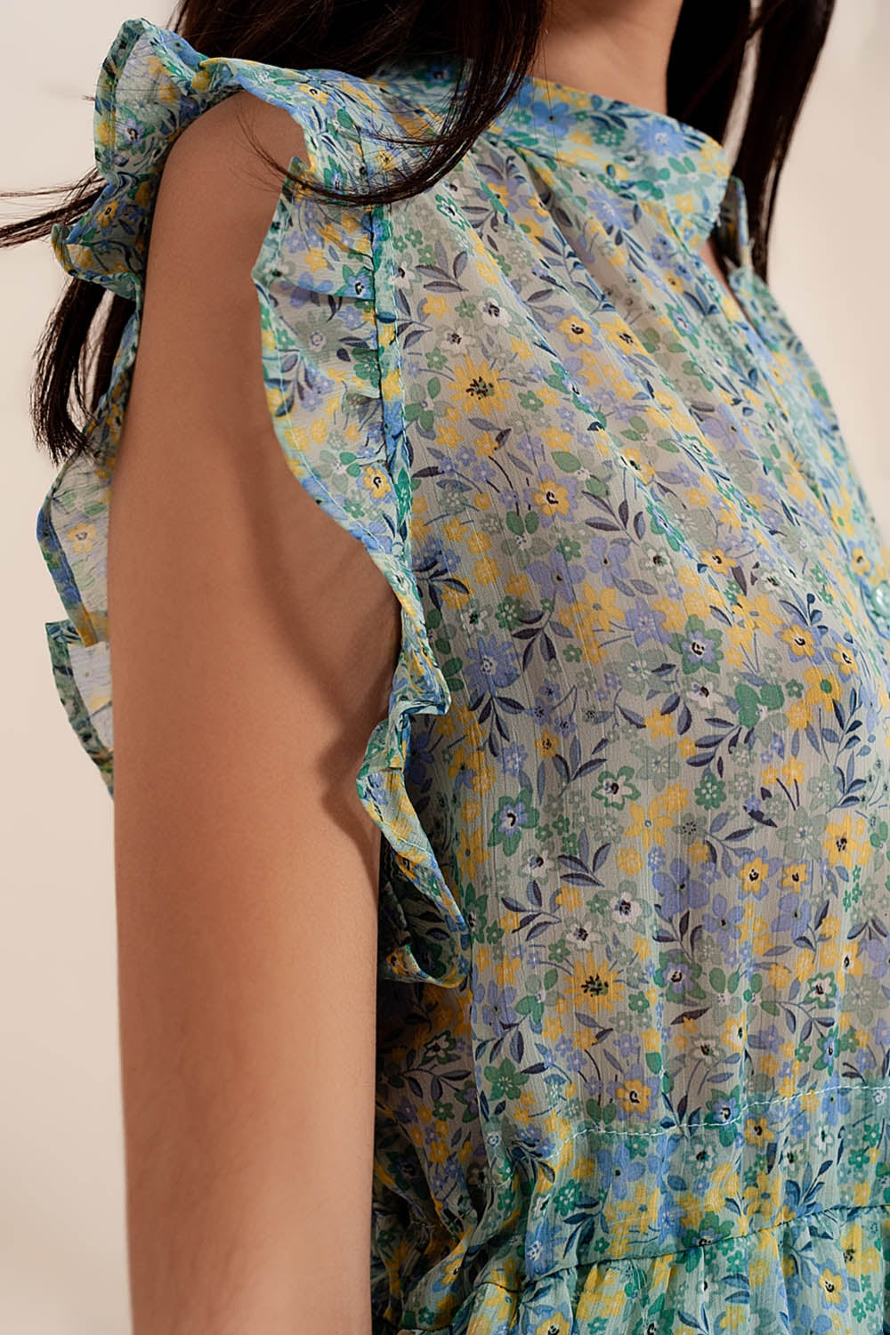 Vestido curto com bordas desbotadas e flores estilo vintage em verde