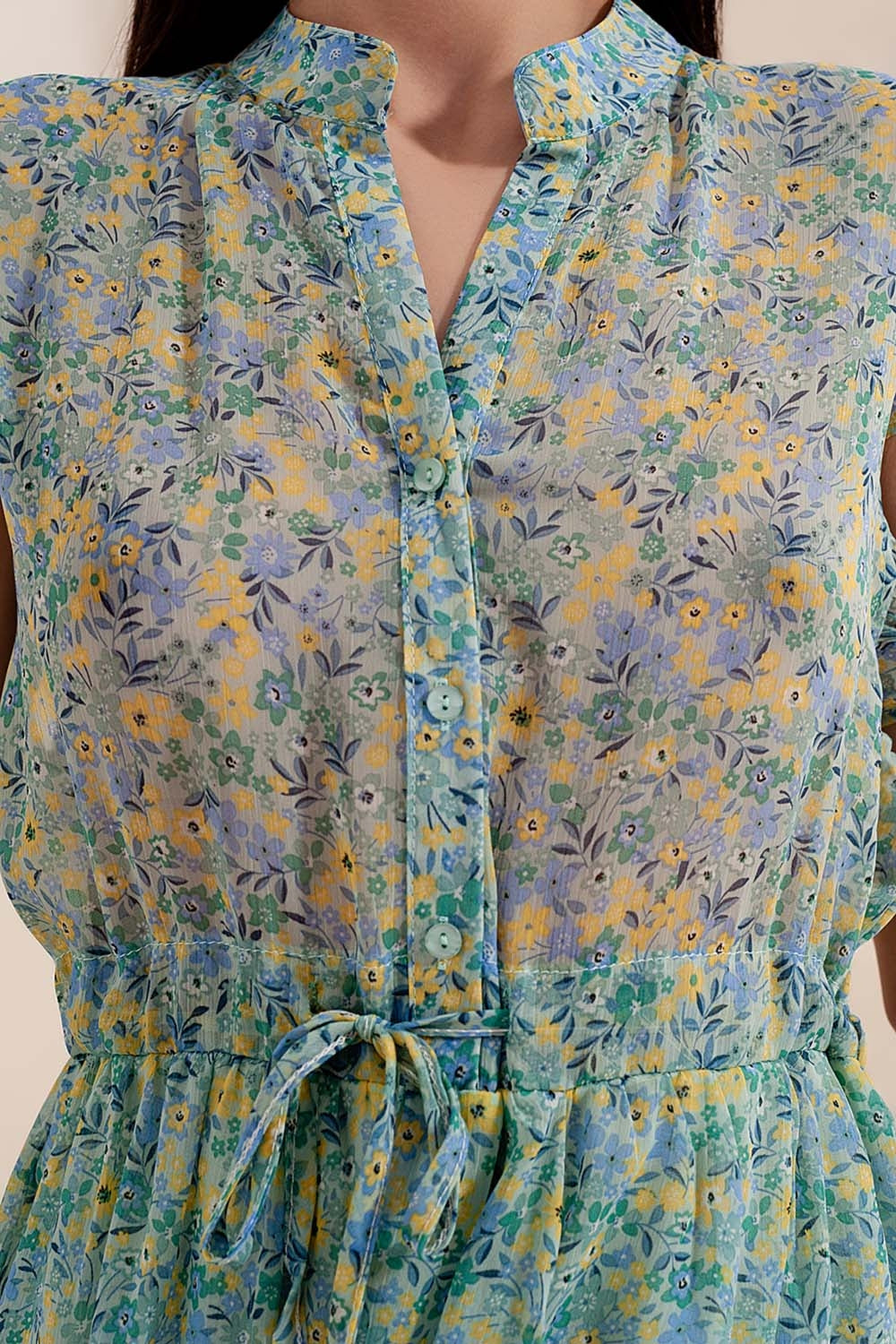 Vestido curto com bordas desbotadas e flores estilo vintage em verde