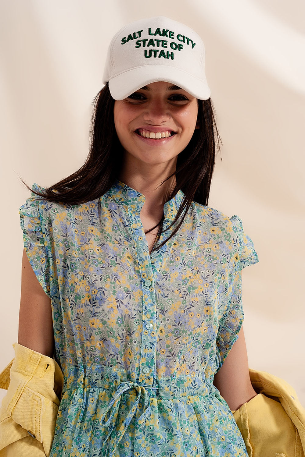 Vestido curto com bordas desbotadas e flores estilo vintage em verde