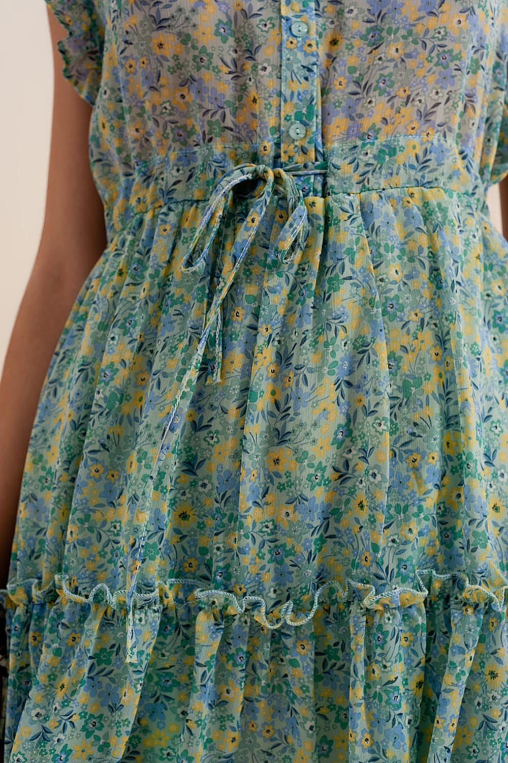 Vestido curto com bordas desbotadas e flores estilo vintage em verde
