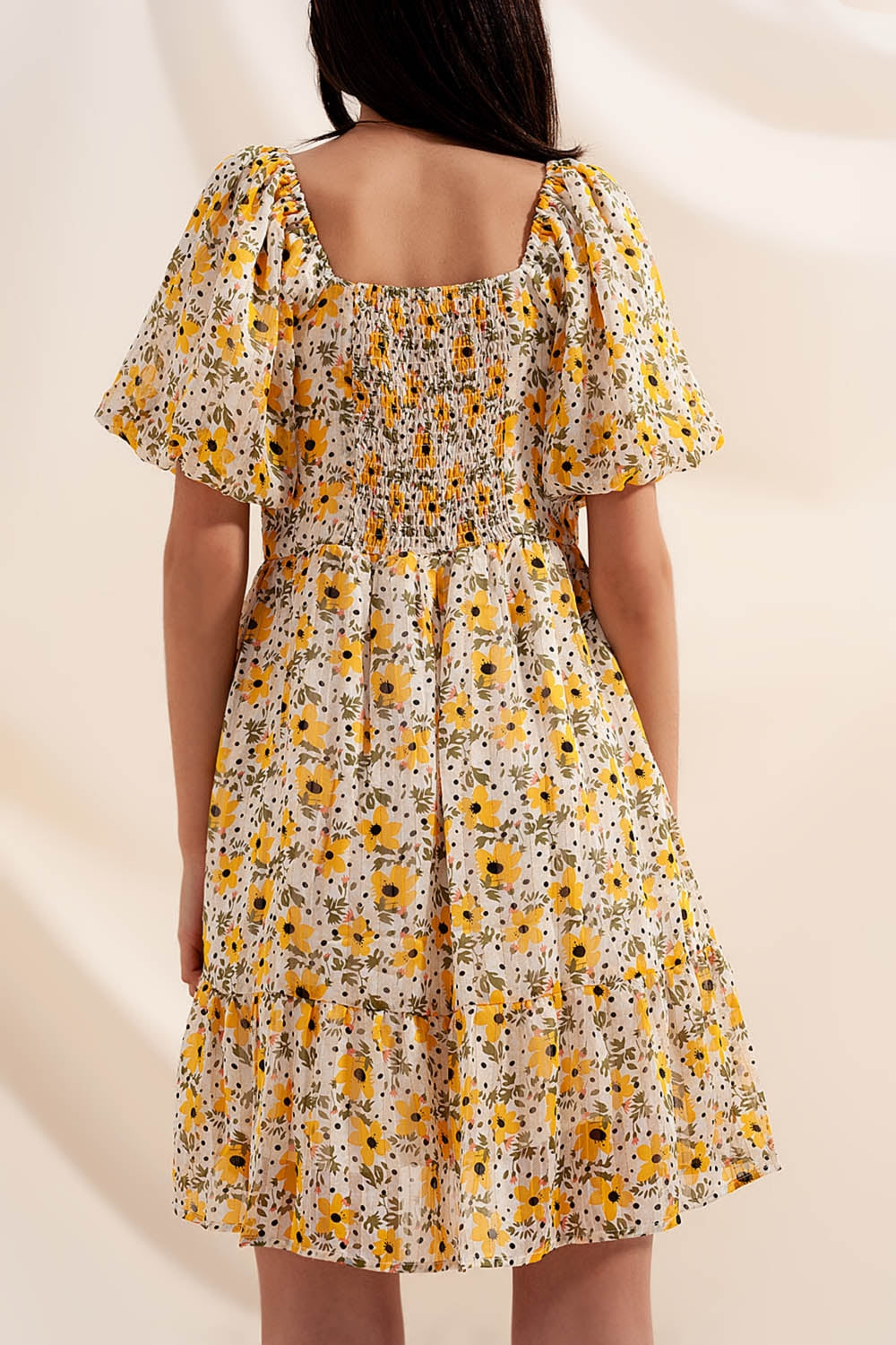 Vestido largo amarelo com mangas bufantes
