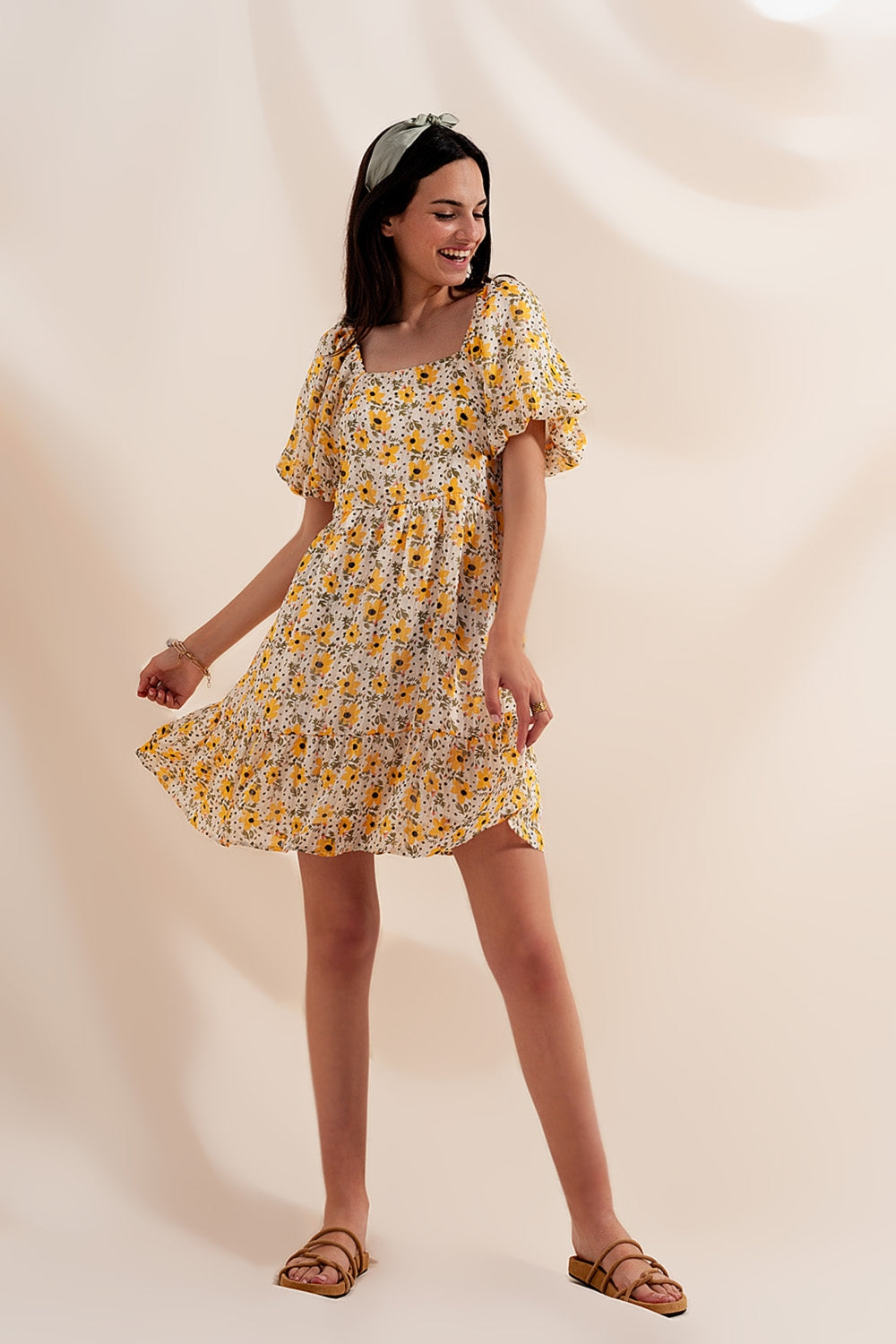 Vestido largo amarelo com mangas bufantes