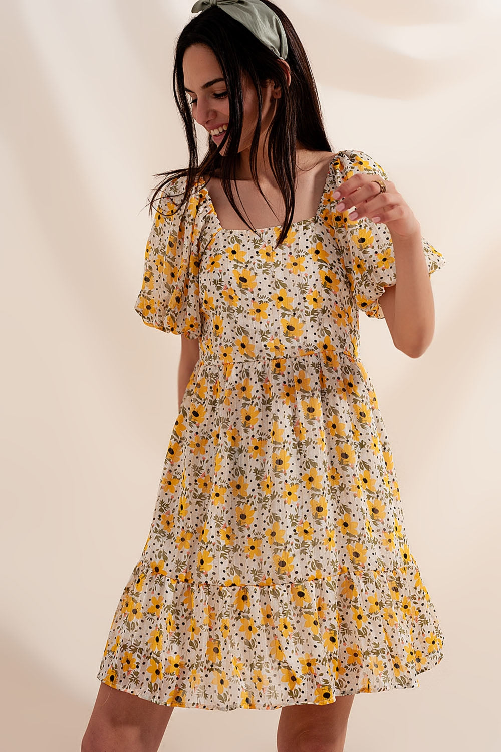 Vestido largo amarelo com mangas bufantes
