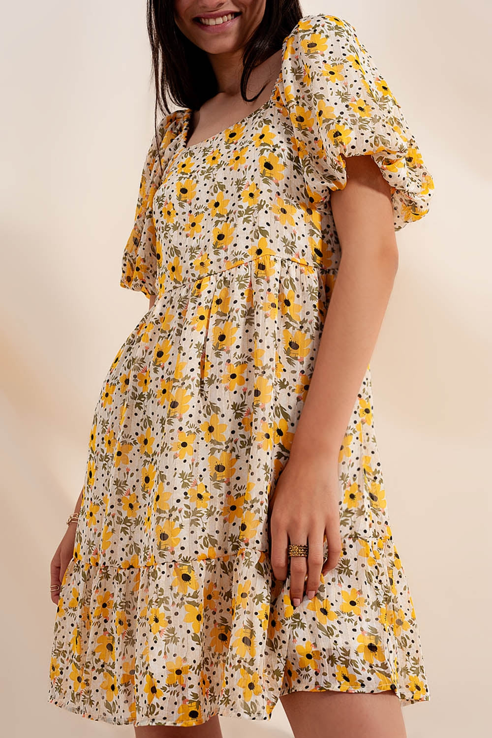 Vestido largo amarelo com mangas bufantes