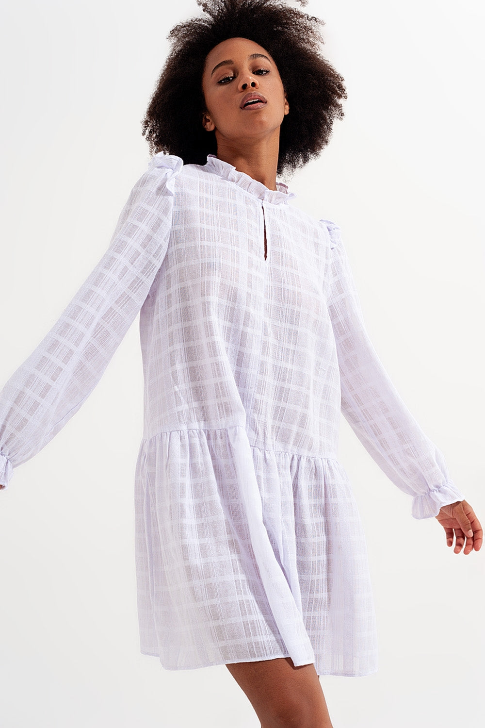 Mini vestido volumoso com rufos em branco
